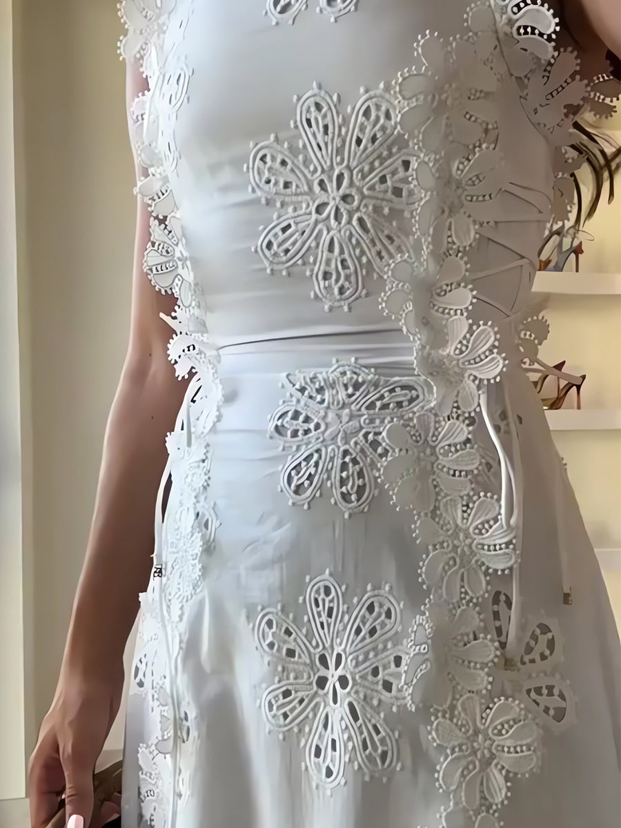 Éliora – Long dress with tied straps and floral lace pattern